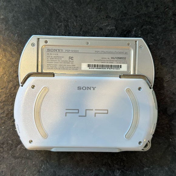 Sony PSP GO 16GB System, Pearl White — CIB - Picture 8 of 10
